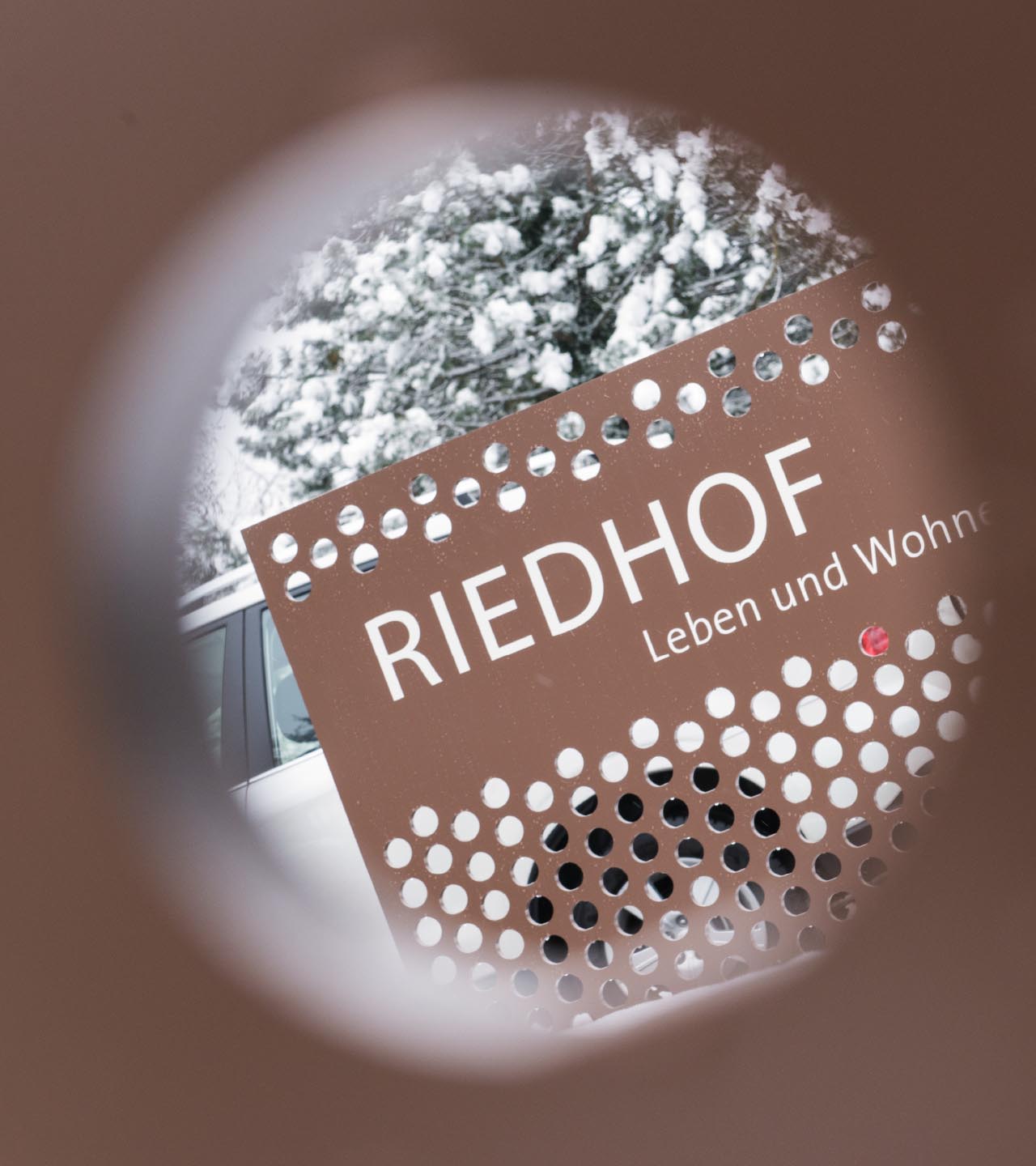 Riedhof, Leben im Alter, Altersheim, Pflegezentrum, Branding, Corporate Design, Werbung, Webdesign, Signaletik, Beschriftung, Information und Wegweisung, Social Media,  Markendesign, Beschriftungs- und Reklamekonzepte, Kommunikationskonzept, Kampagnen, Events, Websites  und mobile Applikationen, Logodesign, Logo, Signaletikrichtlinien, Fahrzeugbeschriftung, Grafik