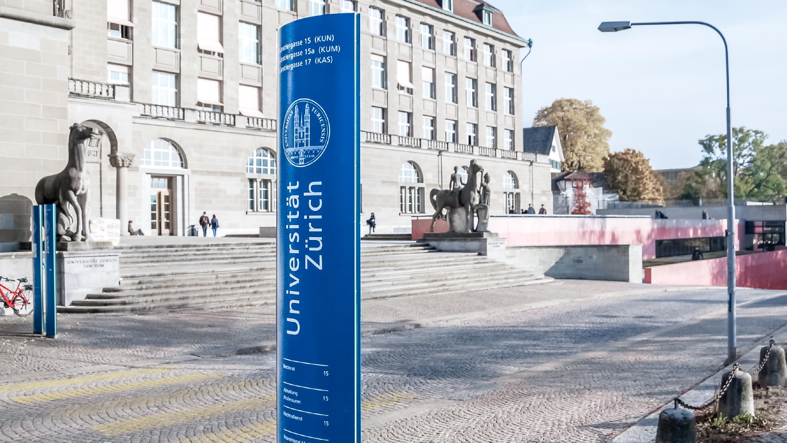 Universität Zürich, Signaletik, Leitsystem, Beschriftung, Information und Wegweisung, Beschriftungs- und Reklamekonzepte, Branding, Logodesign, Logo, Signaletikrichtlinien, Grafik